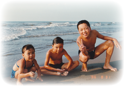 外遊びが大好きな少年時代。弟妹と’86夏